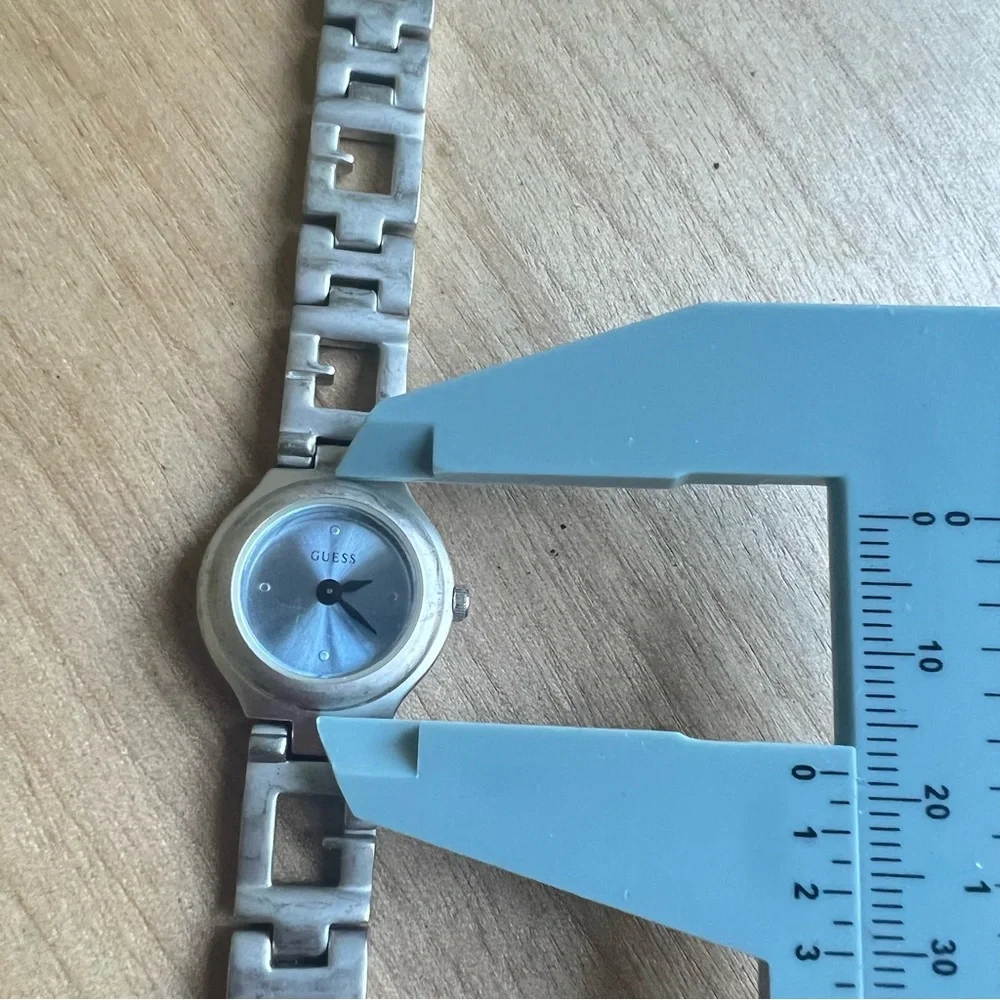 Guess ladies round silver tone G bracelet watch NEW BATTERY